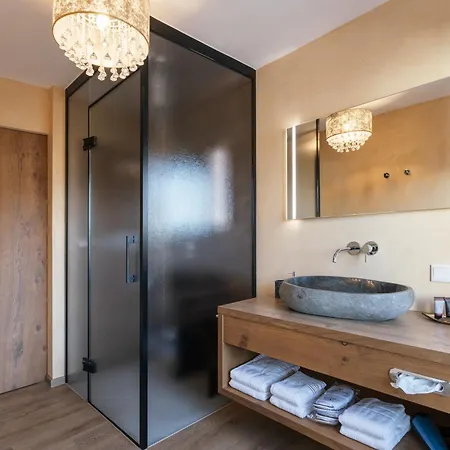 Viktorias Aparthotel 4*